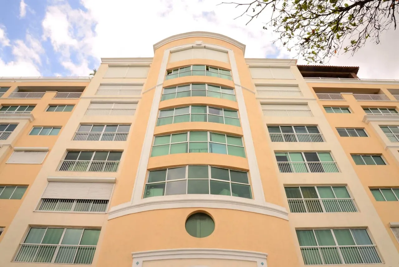 The cream façade of the Potenza building on the Malecón