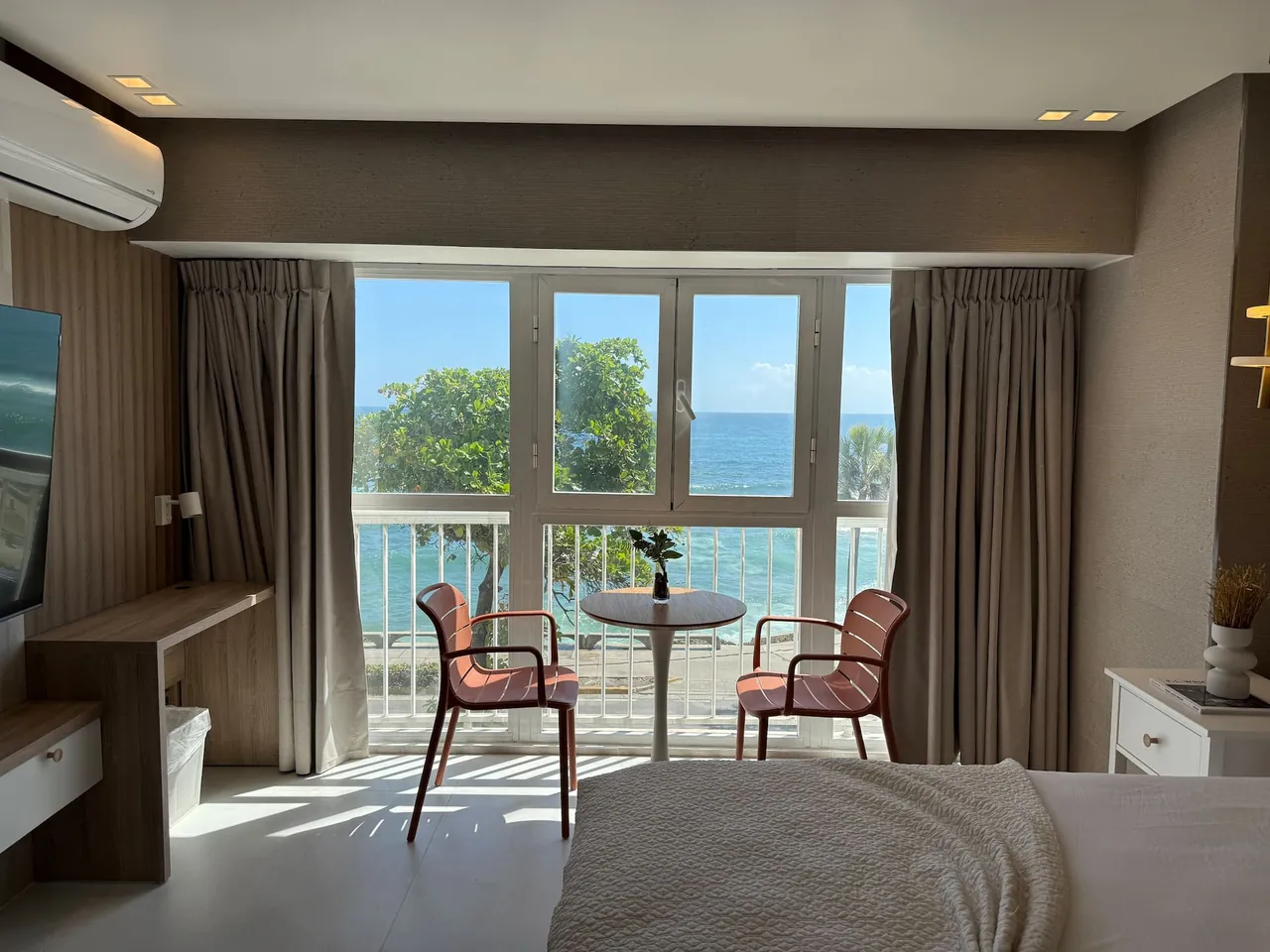 Studio with a balcony table for two over the sea