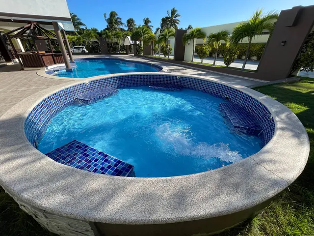 Round hot tub and pool at the Boca Canasta villa