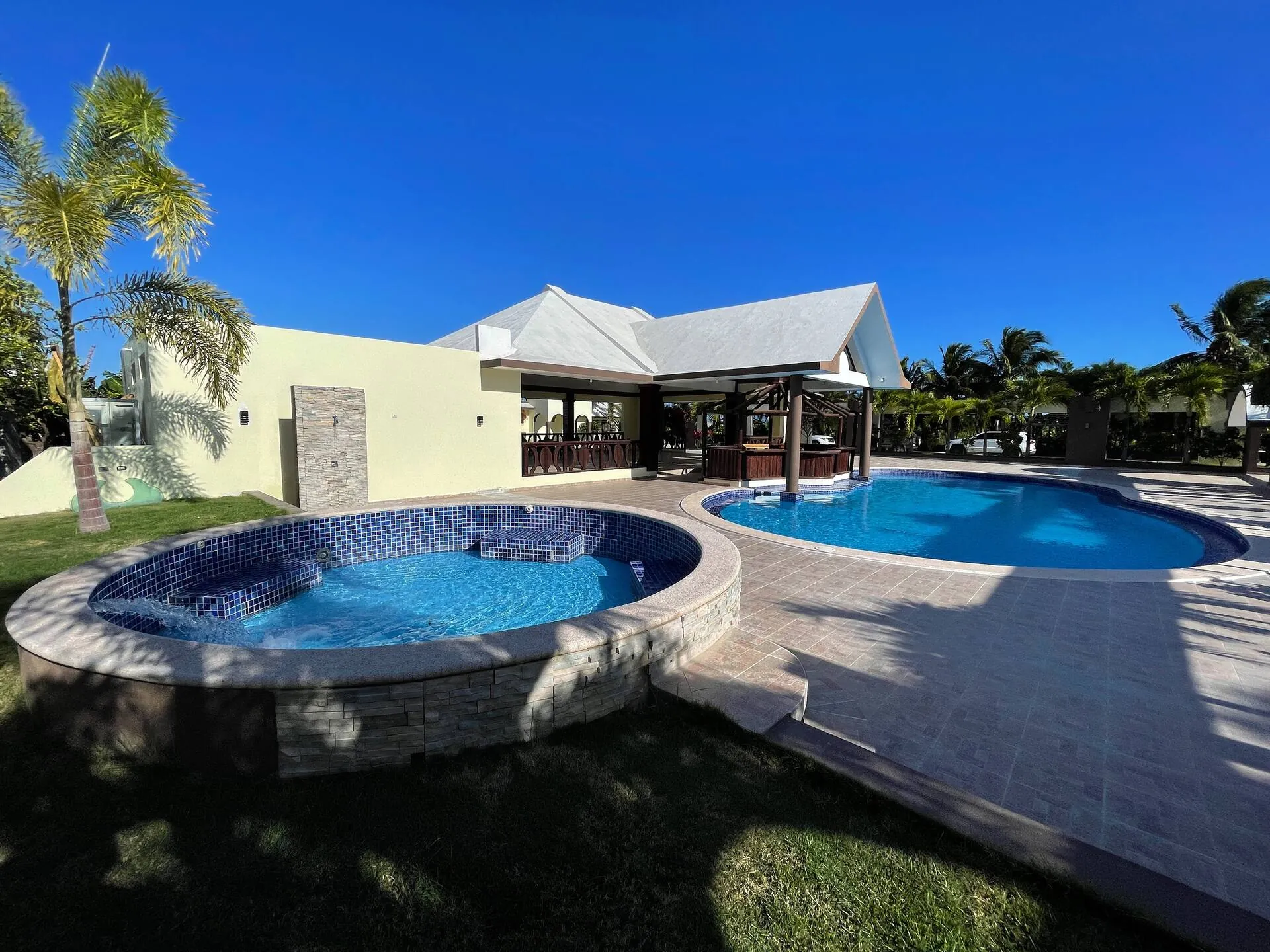 Villa pool, hot tub and the house under a blue sky in Boca Canasta