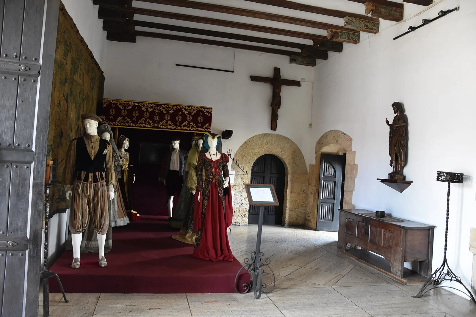 A room of the Alcázar de Colón museum with period costumes and furniture