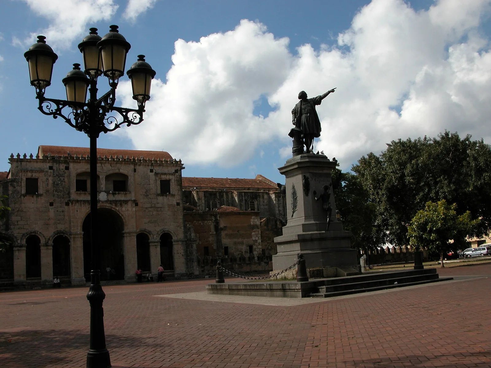 Parque Colón with the statue of Columbus and the cathedral behind
