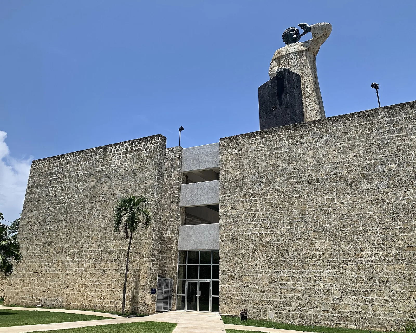 The monument to Fray Antón de Montesinos on the Malecón