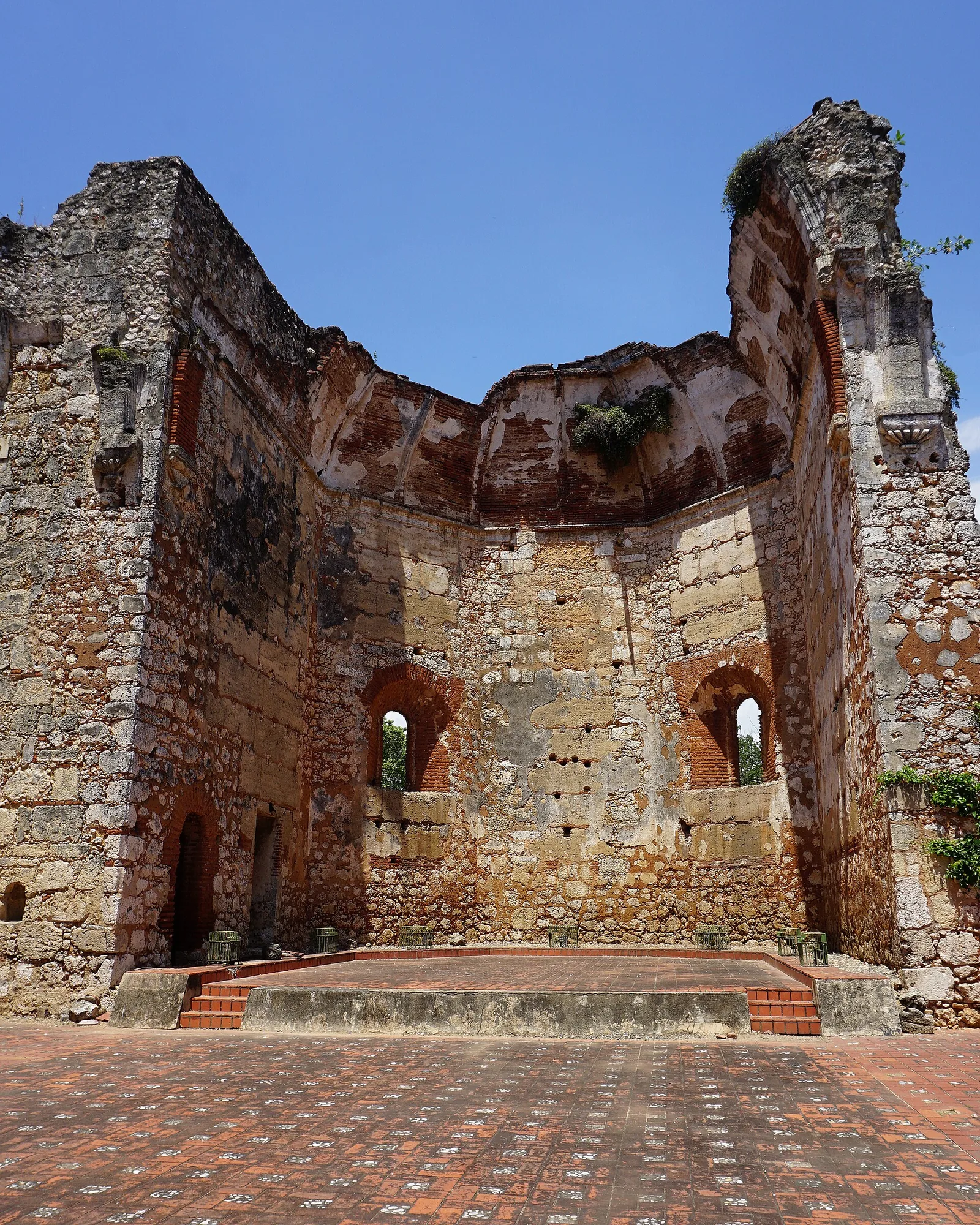 Inside the walls of the Ruinas del Monasterio de San Francisco