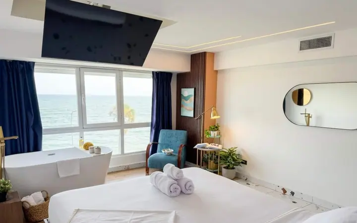Calm ocean-view studio with a bathtub: photo 12