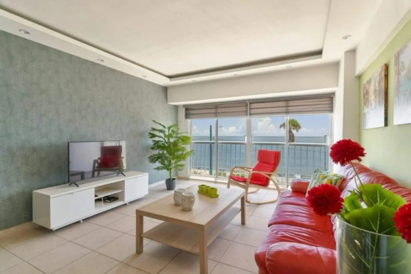 Colourful one-bedroom with an ocean view: main photo