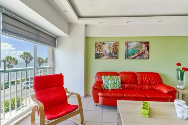 Colourful one-bedroom with an ocean view: photo 2