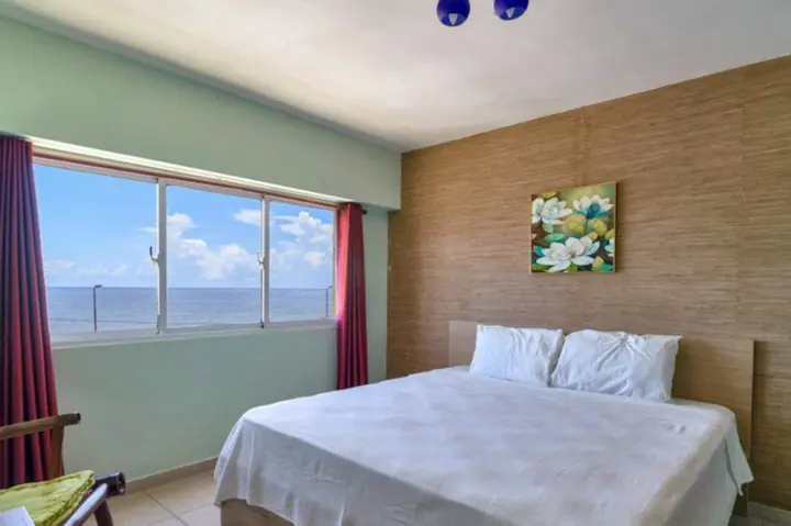 Colourful one-bedroom with an ocean view: photo 3