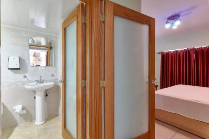 Colourful one-bedroom with an ocean view: photo 6