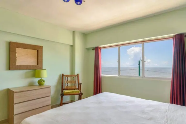 Colourful one-bedroom with an ocean view: photo 7