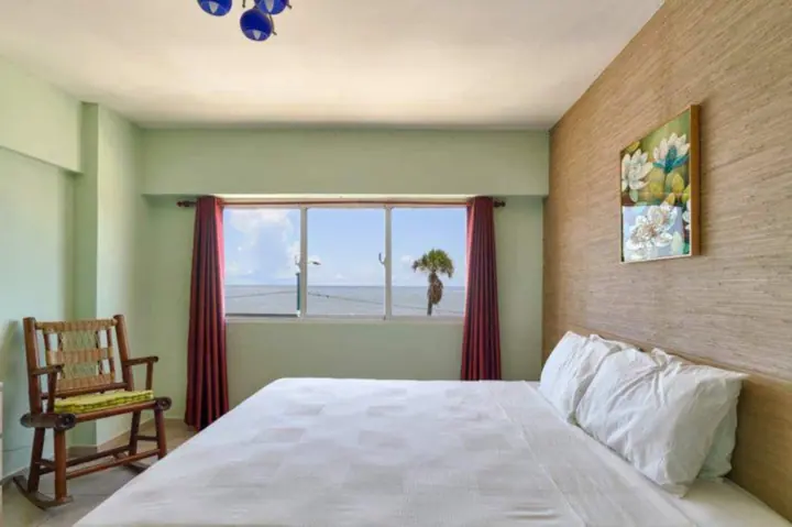 Colourful one-bedroom with an ocean view: photo 8