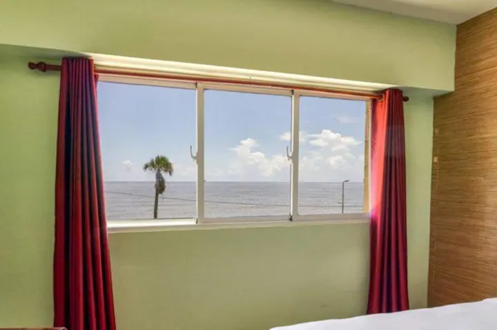 Colourful one-bedroom with an ocean view: photo 9