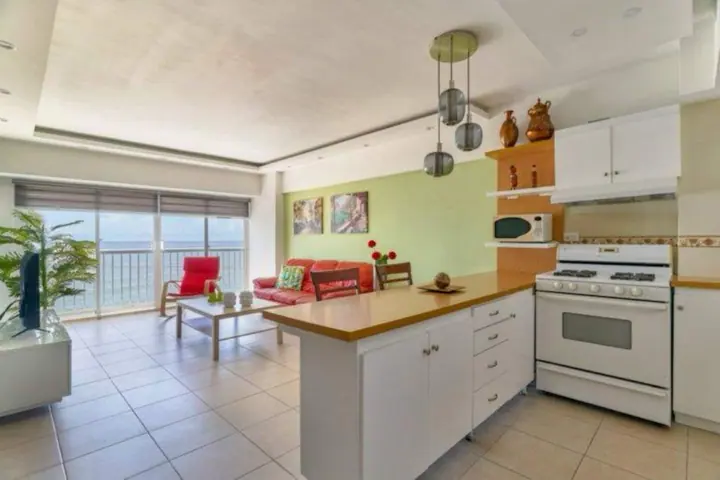 Colourful one-bedroom with an ocean view: photo 12