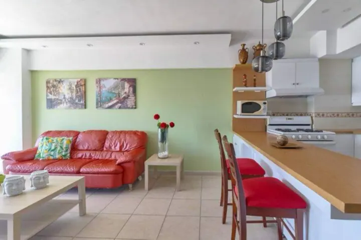 Colourful one-bedroom with an ocean view: photo 15