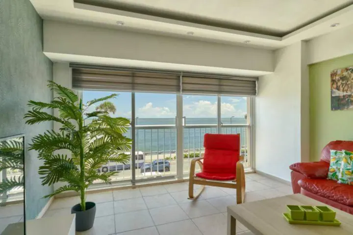 Colourful one-bedroom with an ocean view: photo 16