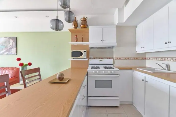 Colourful one-bedroom with an ocean view: photo 18
