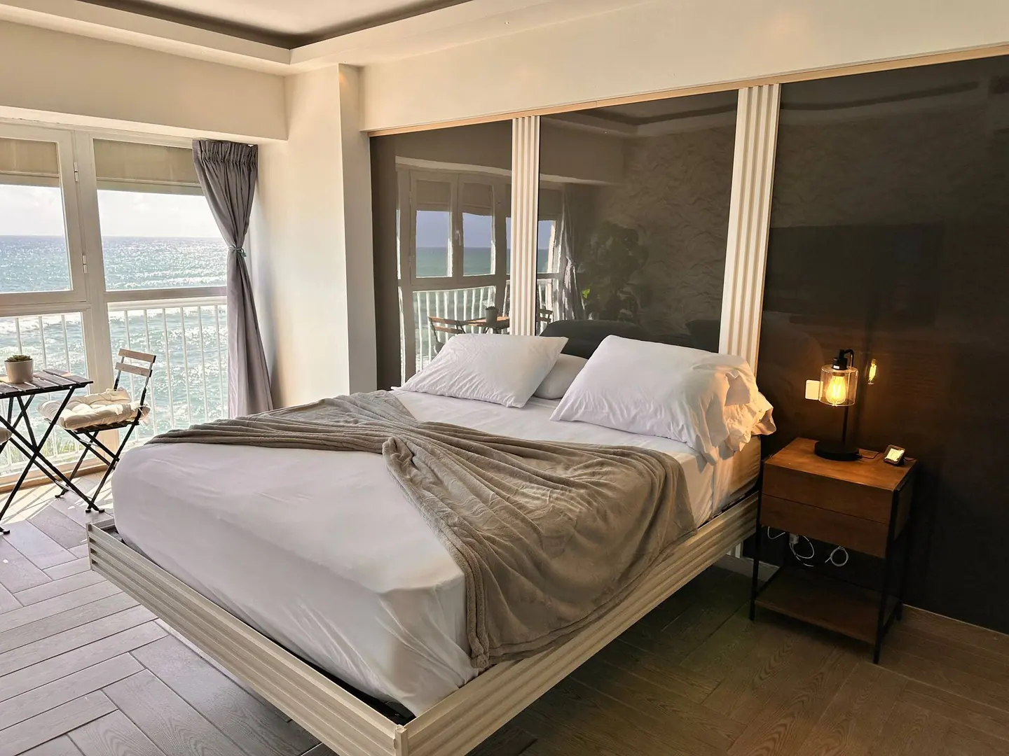 Comfortable studio with a bathtub and a sea view: main photo