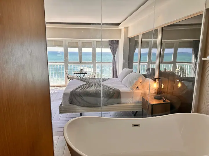 Comfortable studio with a bathtub and a sea view: photo 6