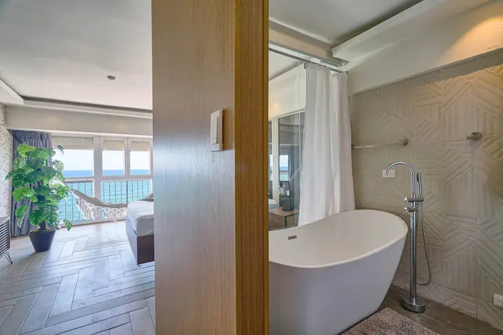 Comfortable studio with a bathtub and a sea view: photo 24