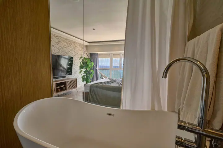 Comfortable studio with a bathtub and a sea view: photo 27
