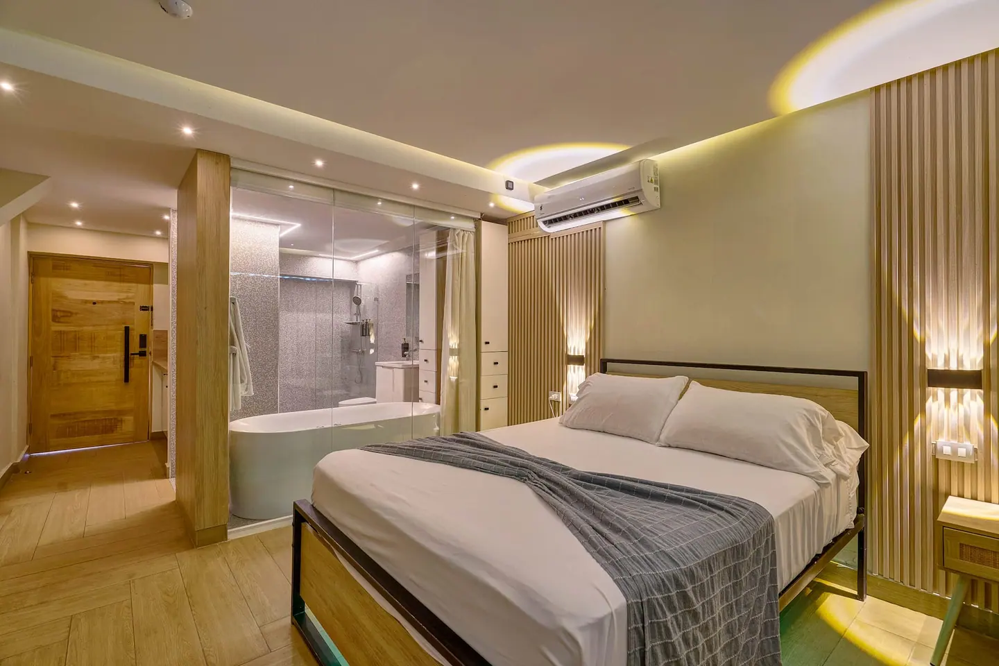 Cosy ocean-view suite with a hot tub: main photo