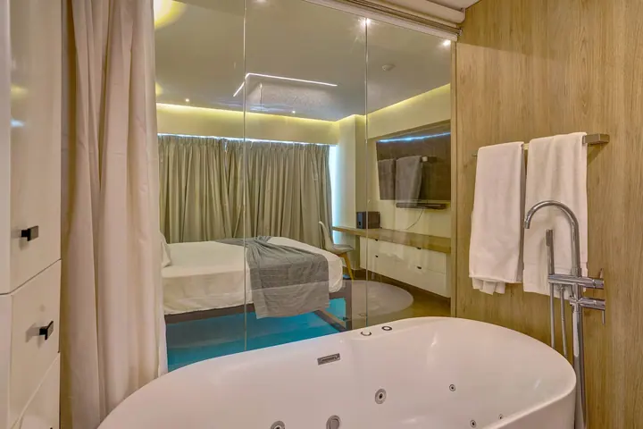Cosy ocean-view suite with a hot tub: photo 10