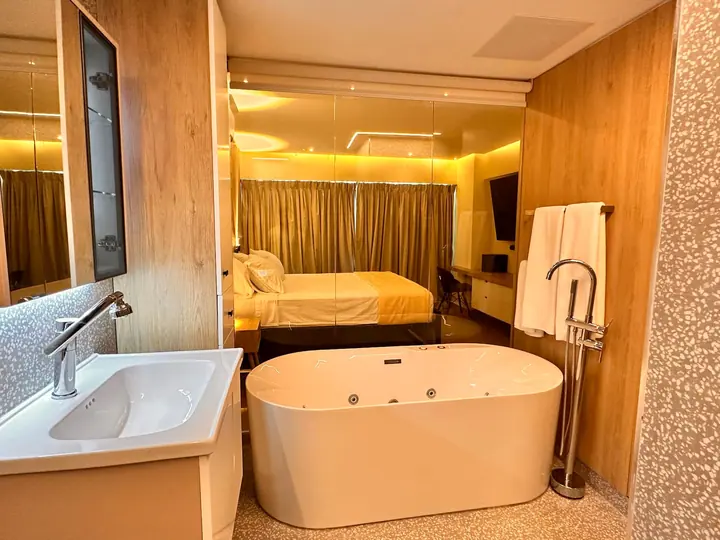 Cosy ocean-view suite with a hot tub: photo 11
