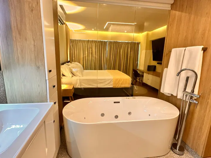 Cosy ocean-view suite with a hot tub: photo 12