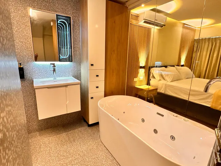 Cosy ocean-view suite with a hot tub: photo 13