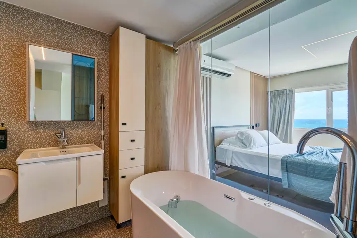 Cosy ocean-view suite with a hot tub: photo 15
