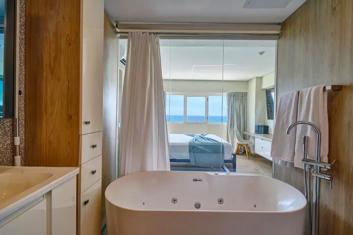 Cosy ocean-view suite with a hot tub: photo 16