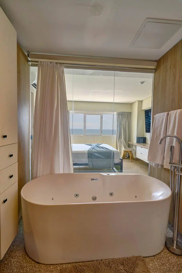 Cosy ocean-view suite with a hot tub: photo 17