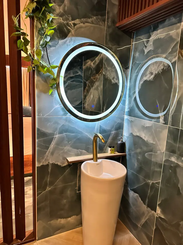 Design studio with a bathtub and an ocean view: photo 6