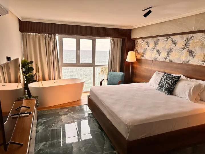 Design studio with a bathtub and an ocean view: photo 7