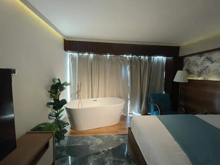 Design studio with a bathtub and an ocean view: photo 8