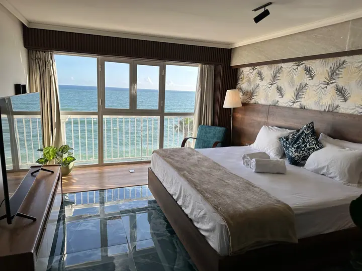 Design studio with a bathtub and an ocean view: photo 9