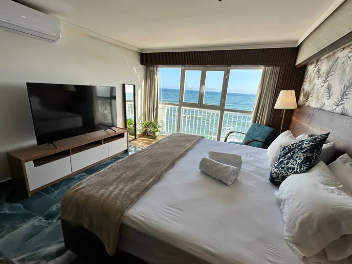 Design studio with a bathtub and an ocean view: photo 11