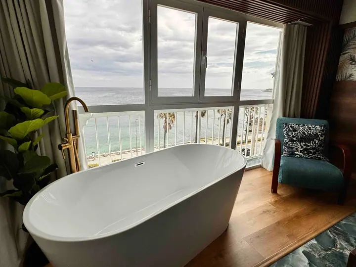 Design studio with a bathtub and an ocean view: photo 16