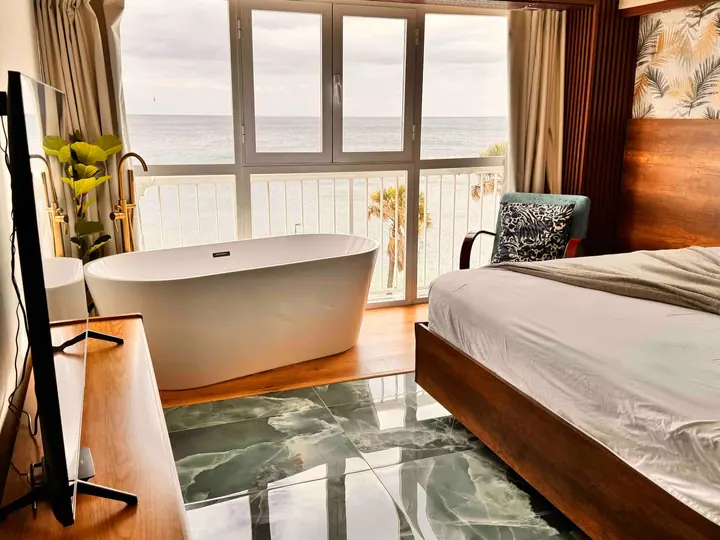 Design studio with a bathtub and an ocean view: photo 17