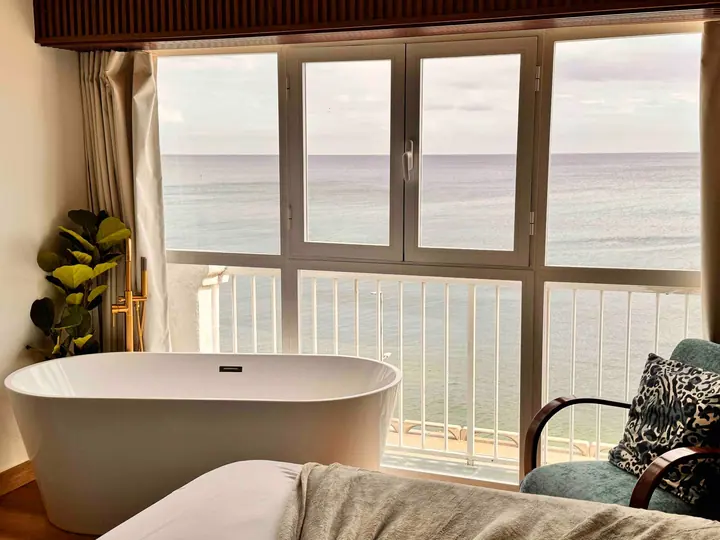 Design studio with a bathtub and an ocean view: photo 18
