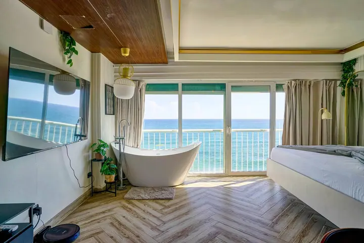 Elegant ocean-view studio with a bathtub: photo 3