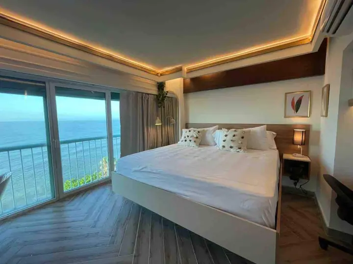 Elegant ocean-view studio with a bathtub: photo 13