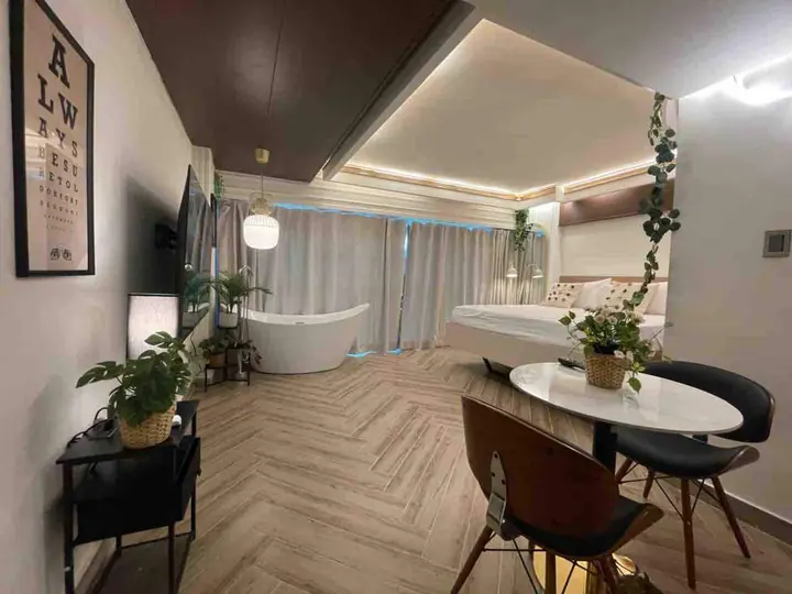 Elegant ocean-view studio with a bathtub: photo 14