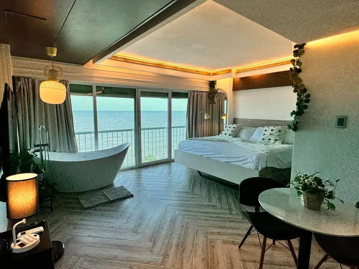 Elegant ocean-view studio with a bathtub: photo 16