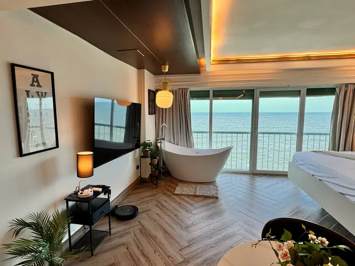 Elegant ocean-view studio with a bathtub: photo 22