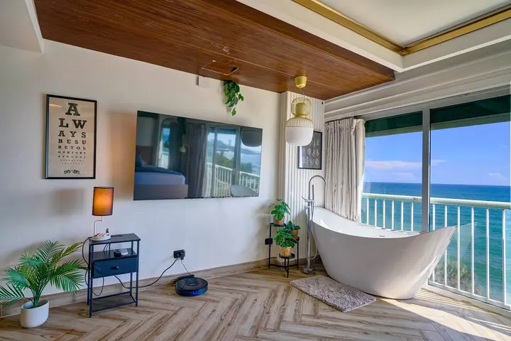 Elegant ocean-view studio with a bathtub: photo 34