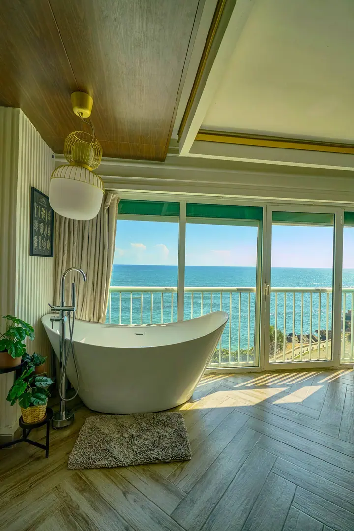 Elegant ocean-view studio with a bathtub: photo 35