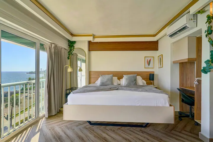 Elegant ocean-view studio with a bathtub: photo 37