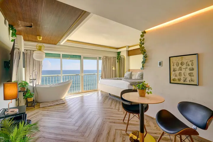 Elegant ocean-view studio with a bathtub: photo 42