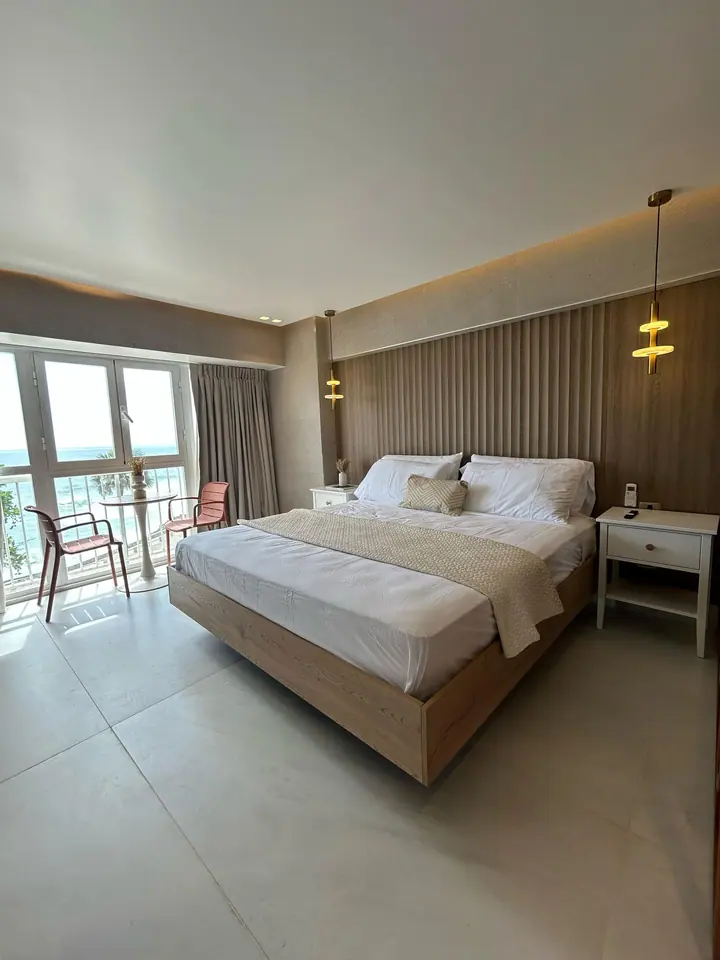 Elegant studio with a bathtub facing the sea: photo 2